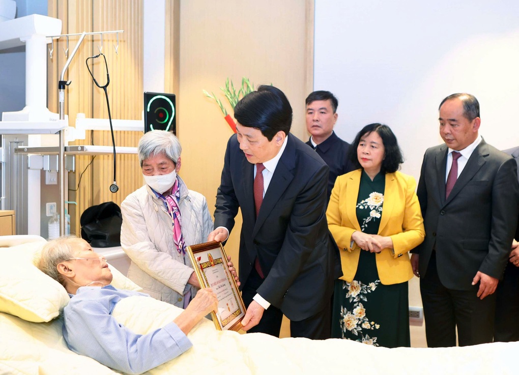 Nguyên Chủ tịch nước Trần Đức Lương nhận Huy hiệu 65 năm tuổi Đảng - 1 Nguyên Chủ tịch nước Trần Đức Lương nhận Huy hiệu 65 năm tuổi Đảng - 1