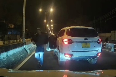 Tài xế dừng ô tô giữa đường chặn xe khác vì xin vượt không nhường đường