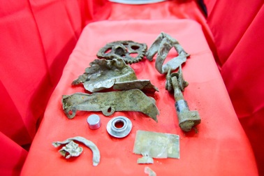 Di vật tìm thấy cùng hài cốt hai phi công MIG-21 gặp nạn ở Tam Đảo