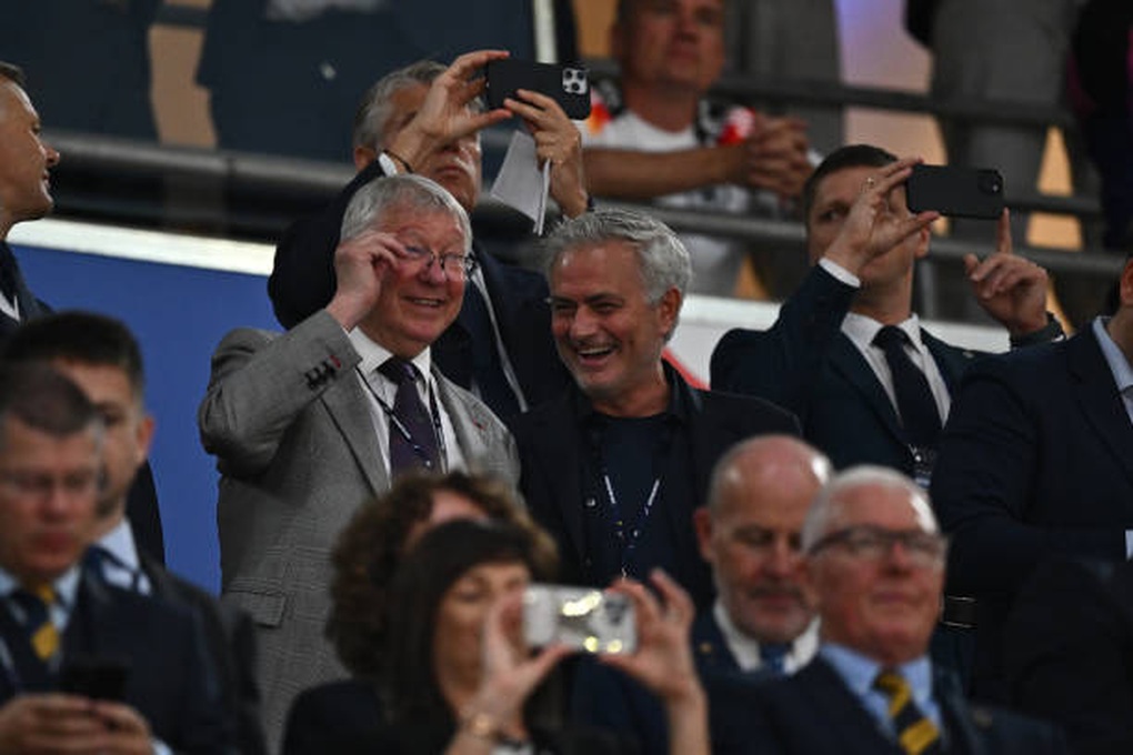 Sir Alex Ferguson và Mourinho tay bắt mặt mừng, cười nói rôm rả ở Euro 2024 - 1 Sir Alex Ferguson và Mourinho tay bắt mặt mừng, cười nói rôm rả ở Euro 2024 - 1