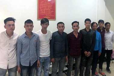 Nhóm đối tượng đánh giày, bán hàng rong theo kiểu cưỡng ép du khách