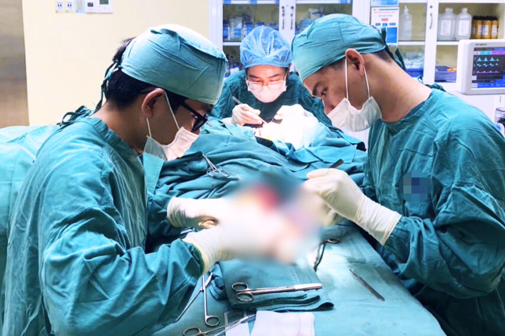 Mâu thuẫn tình cảm, người phụ nữ bị chém nhiều nhát nguy kịch - 2 Mâu thuẫn tình cảm, người phụ nữ bị chém nhiều nhát nguy kịch - 2