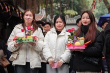 Người trẻ xin nghỉ làm sớm, vượt 50km đi chùa Hà cầu duyên đầu năm