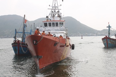 Tàu cứu nạn Việt Nam bị tàu Hải quân Trung Quốc đeo bám