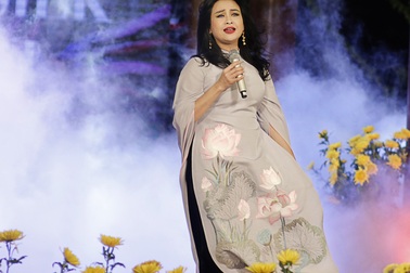 Cựu BTV Diệp Anh bất ngờ xuất hiện cùng diva Thanh Lam trong đêm lụa Bảo Lộc