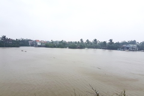 Một công an mất tích khi chèo thuyền trong lũ