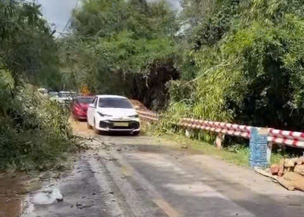 Giải cứu tài xế cùng 20 ô tô bị cô lập do sạt lở đèo Gia Bắc ở Lâm Đồng - 1