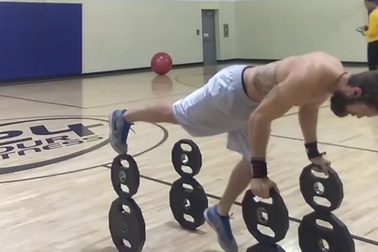 Chàng trai với kỹ năng giữ thăng bằng đáng kinh ngạc