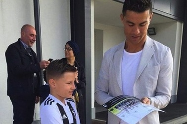CR7 gây xúc động khi biến giấc mơ của fans hâm mộ thành hiện thực