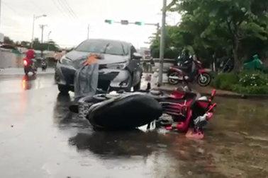 Ô tô 4 chỗ tông 2 xe máy, 2 người bị thương nặng