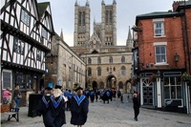 Giải bài toán tài chính du học Anh với chương trình Năm I Đại học