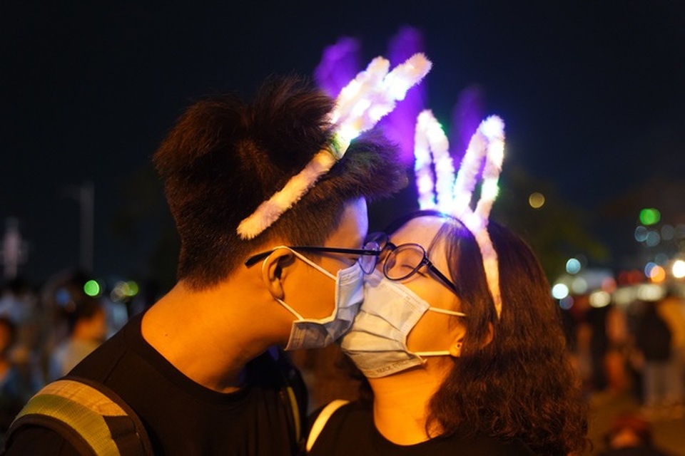 Người dân dồn về trung tâm, háo hức chờ màn bắn pháo hoa chào năm 2021 Người dân dồn về trung tâm, háo hức chờ màn bắn pháo hoa chào năm 2021