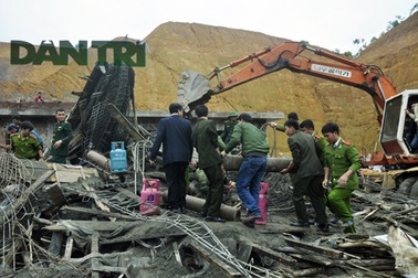 Khám nghiệm hiện trường vụ sập giàn giáo làm 2 người chết
