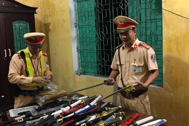 CSGT bắt hàng loạt xe khách vận chuyển gần 70 kg pháo nổ, súng, đao kiếm