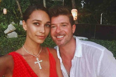 Bạn gái kém 18 tuổi của Robin Thicke mang bầu