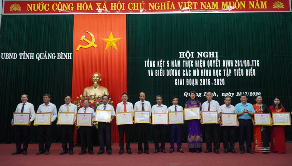 Khen thưởng tập thể, cá nhân tiêu biểu trong thực hiện các mô hình học tập - 2 Khen thưởng tập thể, cá nhân tiêu biểu trong thực hiện các mô hình học tập - 2