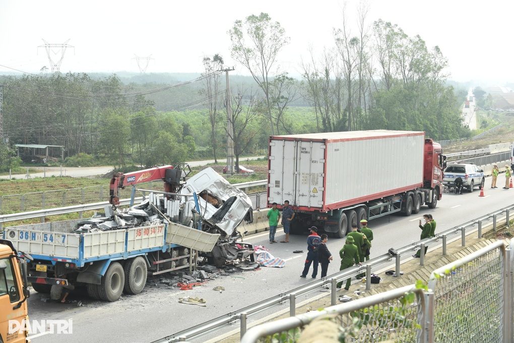 Khởi tố vụ tai nạn trên cao tốc làm 6 người thương vong - 1 Khởi tố vụ tai nạn trên cao tốc làm 6 người thương vong - 1