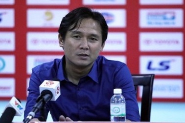 Trọng tài “bẻ còi”, HLV Minh Phương phản ứng gay gắt