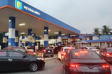 Lo giá tăng cao, nhiều cửa hàng xăng dầu kẹt cứng người mua