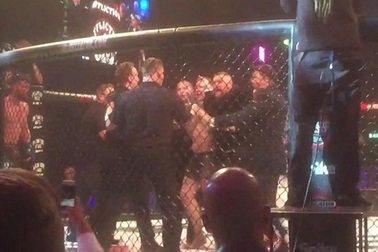 “Gã điên” McGregor xông thẳng vào lồng bát giác, đòi đánh trọng tài