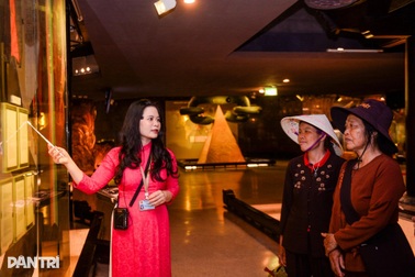 Hướng dẫn viên kể chuyện về Bác Hồ khiến du khách nghẹn ngào