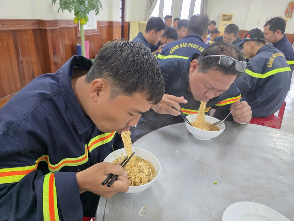 Công an TPHCM tranh thủ từng phút để hỗ trợ người dân ở tâm lũ miền Trung - 5