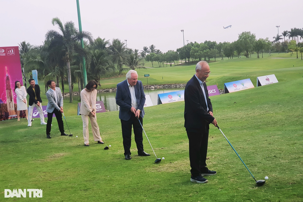 Nhiều hướng dẫn viên du lịch bất lực khi phục vụ golfer - 3 Nhiều hướng dẫn viên du lịch bất lực khi phục vụ golfer - 3