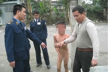 Bé trai nghiện game bị lột truồng, trói cột điện giữa trời rét 