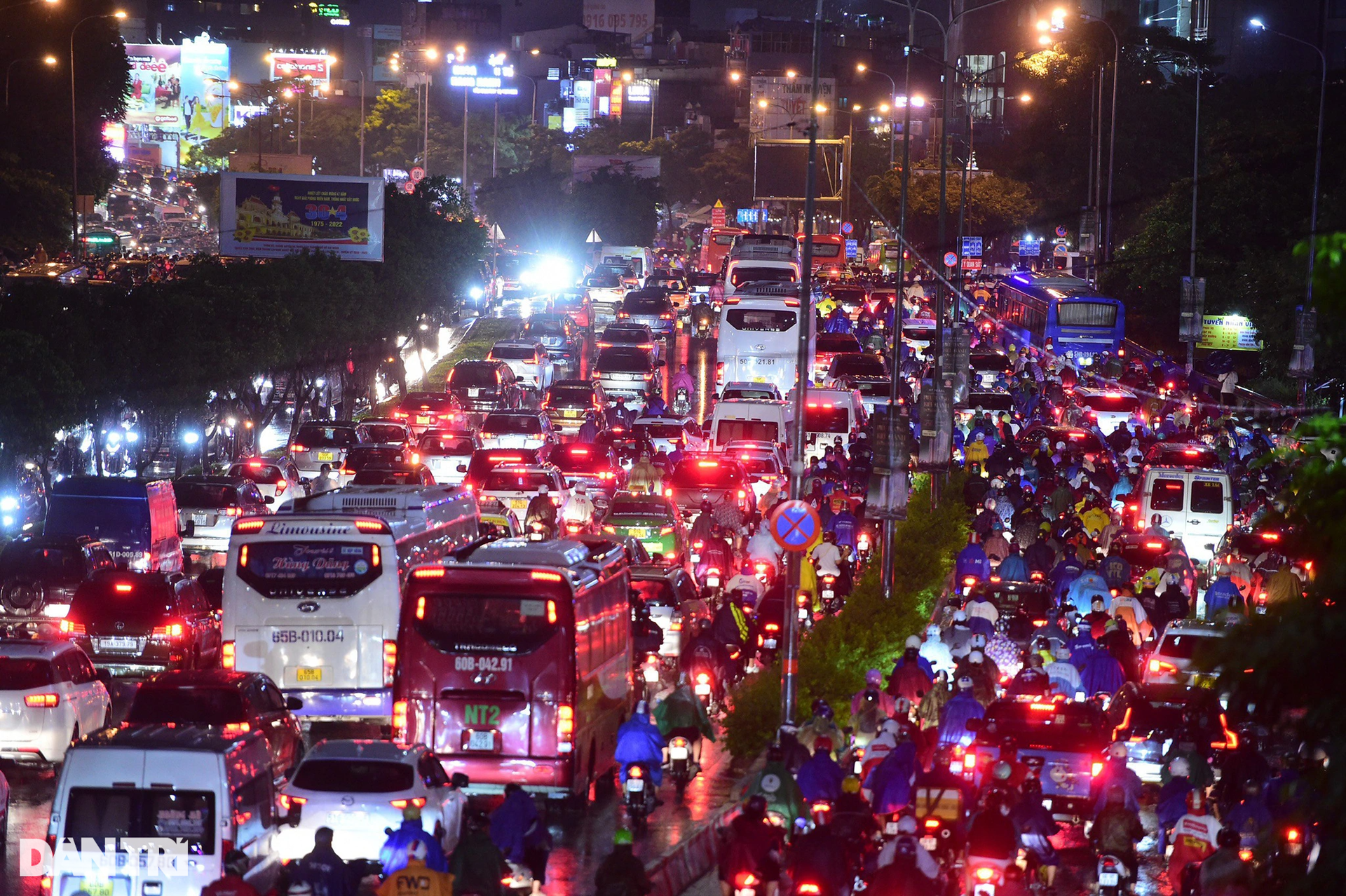 Người dân TPHCM chôn chân gần 4km trên đường về nhà sau cơn mưa chiều - 8 Người dân TPHCM chôn chân gần 4km trên đường về nhà sau cơn mưa chiều - 8