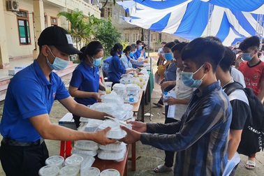 Thanh niên tình nguyện chăm lo thí sinh rẻo cao “no bụng thi tốt"
