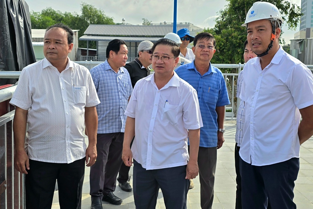 Chủ tịch Cần Thơ thị sát cống trăm tỷ kỳ vọng giúp thành phố thoát ngập - 1 Chủ tịch Cần Thơ thị sát cống trăm tỷ kỳ vọng giúp thành phố thoát ngập - 1