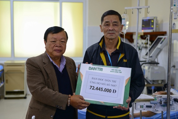 Bạn đọc hỗ trợ người chồng chăm vợ liệt giường ở Lâm Đồng gần 90 triệu đồng