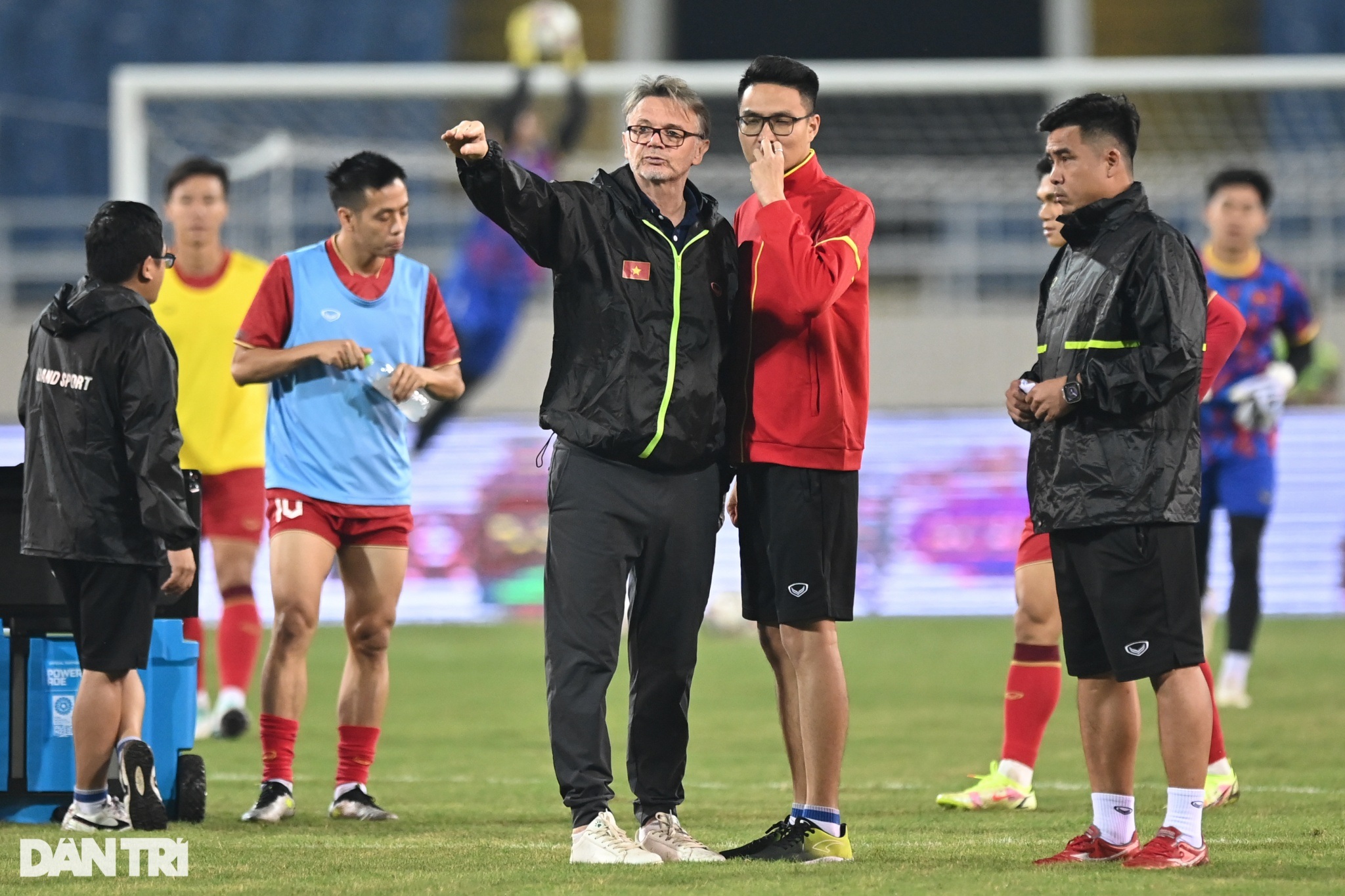 HLV Troussier nhận món quà đặc biệt trên sân trong ngày Nhà giáo Việt Nam - 10