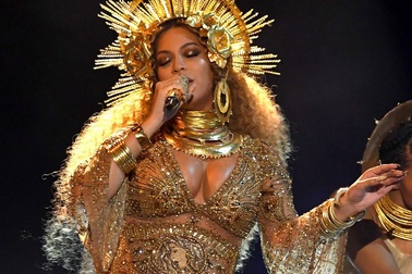 "Bà bầu" Beyonce Knowles trình diễn "máu lửa" tại Grammy năm 2017