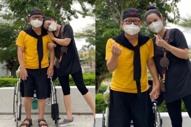 Saxophone Trần Mạnh Tuấn đã đứng được và đang tập đi