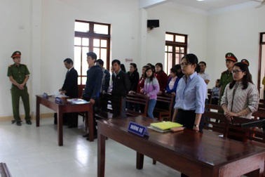 Hoãn phiên tòa “12 giáo viên bị cho thôi việc” vì vắng mặt bị đơn