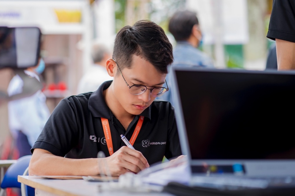 Kỹ sư 9X đưa công nghệ không người lái lên cánh đồng Việt Nam - 4 Kỹ sư 9X đưa công nghệ không người lái lên cánh đồng Việt Nam - 4