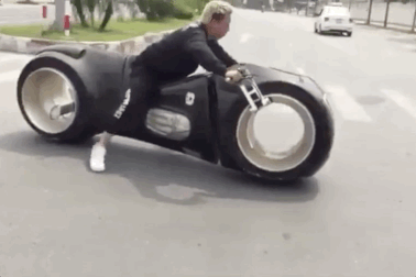 Xem siêu mô-tô 2,7 tỉ đồng chật vật quay đầu trên đường Hà Nội