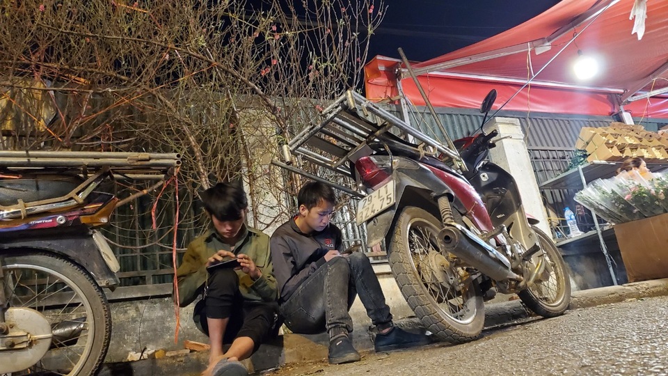 Đêm đầu năm 2021 không ngủ của người lao động chợ hoa Quảng An - 3 Đêm đầu năm 2021 không ngủ của người lao động chợ hoa Quảng An - 3