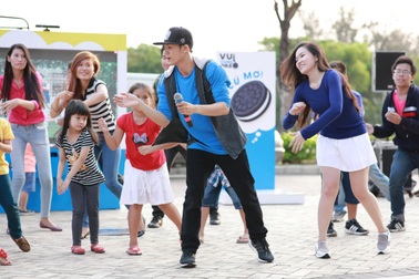 Khi các ông bố bà mẹ sao Việt “nhí nhố” cùng con