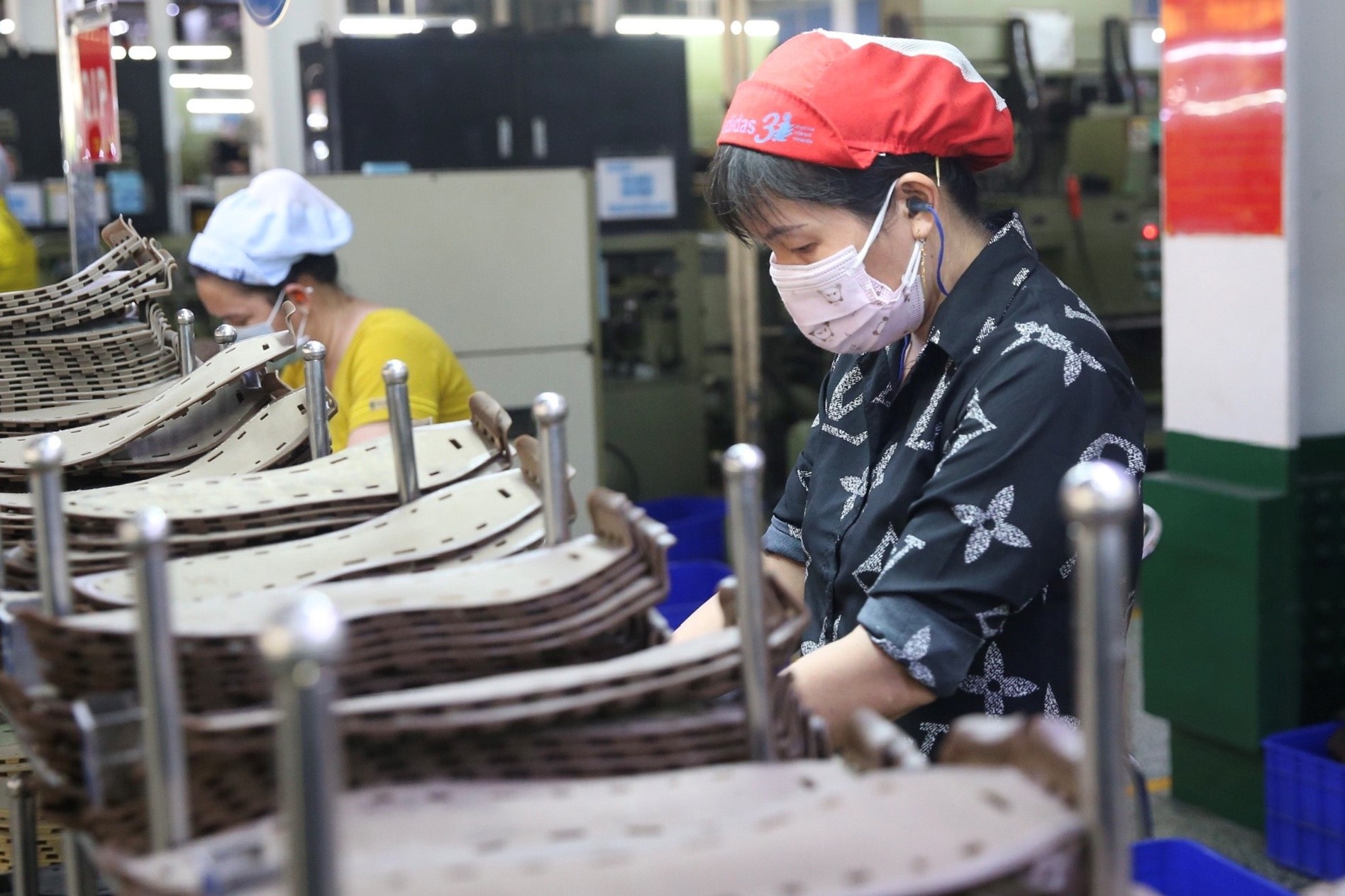 Chủ sử dụng có được phạt trừ lương của người lao động? - 1