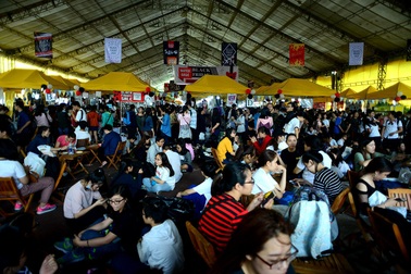 Đổ xô đi "săn" hàng giảm giá trong ngày "Black Friday"