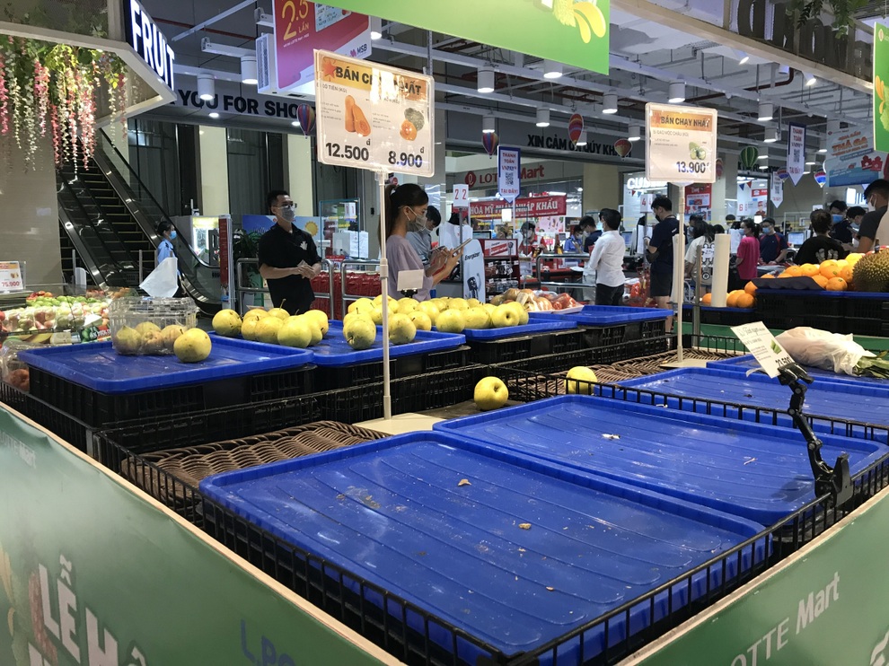 Chưa tới 21h, quầy rau, thịt tại một số siêu thị Hà Nội đã hết hàng - 8 Chưa tới 21h, quầy rau, thịt tại một số siêu thị Hà Nội đã hết hàng - 8