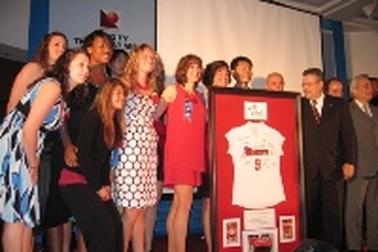 ĐH St.John’s quyên góp từ thiện cho trẻ em khuyết tật Sóc Sơn 