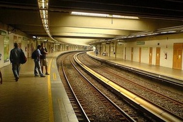 Sốc với cặp đôi ngang nhiên “mây mưa” ngay trên sân ga tàu điện ngầm