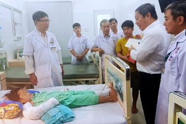 Ekip mổ cho bé gái bị xe máy cuốn đứt lìa tay nhận niềm vui ngày cuối năm