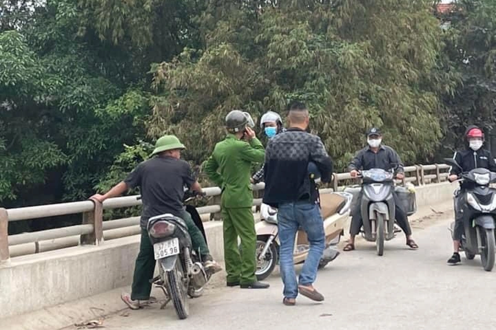 Công an làm rõ vụ đôi dép kèm tờ giấy con xin lỗi bố mẹ bỏ lại trên cầu - 2 Công an làm rõ vụ đôi dép kèm tờ giấy con xin lỗi bố mẹ bỏ lại trên cầu - 2