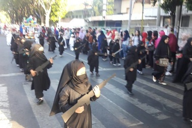 Trường Indonesia để trẻ em mặc đồ IS mang súng diễu hành mừng quốc khánh