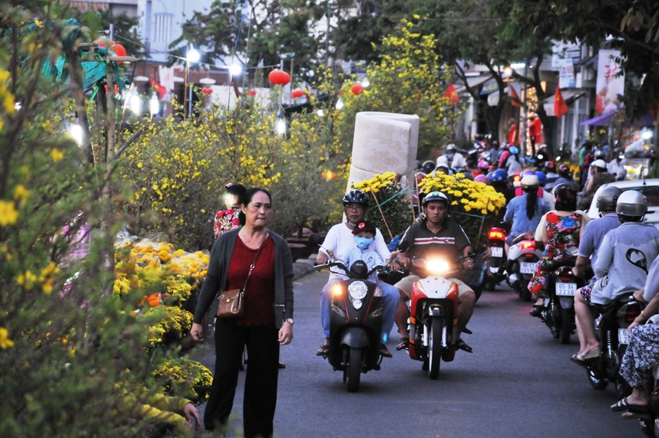 Người dân Cần Thơ hối hả đưa nàng xuân về nhà đón Tết - 10 Người dân Cần Thơ hối hả đưa nàng xuân về nhà đón Tết - 10