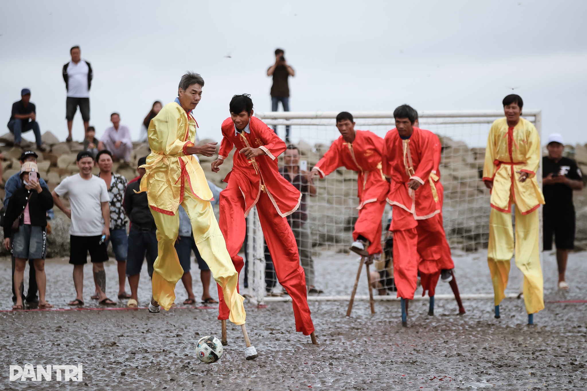 Pescadores correm e jogam futebol sobre palafitas no Festival da Baleia - Can Gio - 1 Ngư dân chạy đua, đá bóng bằng cà kheo tại Lễ hội Nghinh Ông - Cần Giờ  - 1